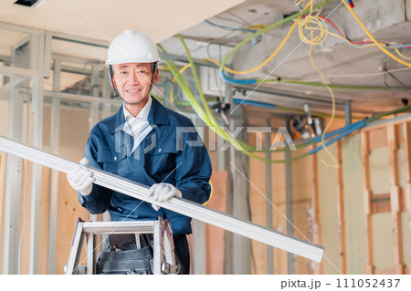 現場で仕事をする大工 111052437