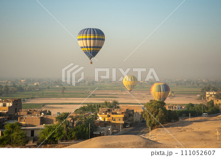 気球から眺める雄大なとても美しい風景 111052607