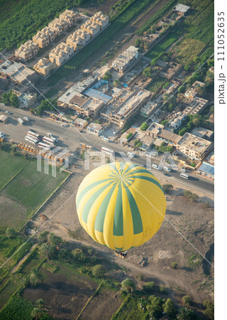 気球から眺める雄大なとても美しい風景 111052635