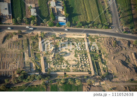 気球から眺める雄大なとても美しい風景 111052638