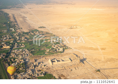 気球から眺める雄大なとても美しい風景 111052641