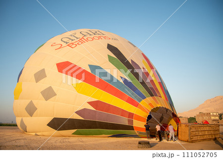 気球から眺める雄大なとても美しい風景 111052705