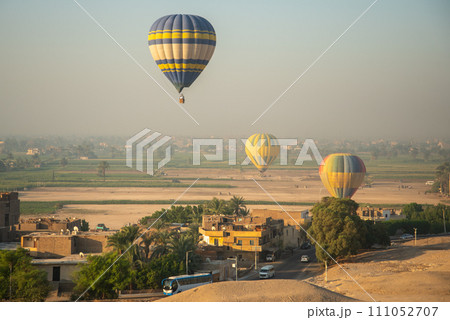 気球から眺める雄大なとても美しい風景 111052707