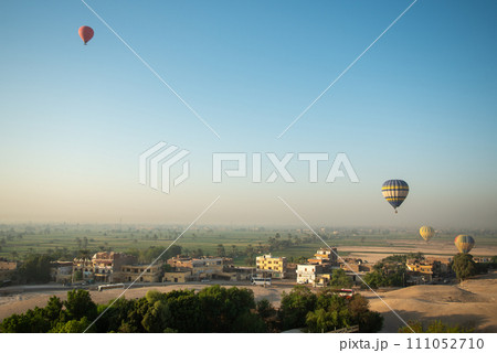 気球から眺める雄大なとても美しい風景 111052710