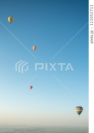 気球から眺める雄大なとても美しい風景 111052711