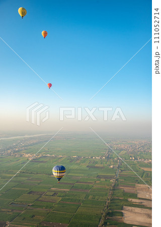 気球から眺める雄大なとても美しい風景 111052714