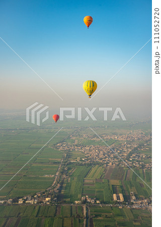 気球から眺める雄大なとても美しい風景 111052720