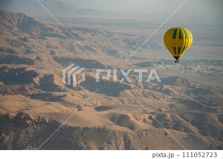 気球から眺める雄大なとても美しい風景 111052723