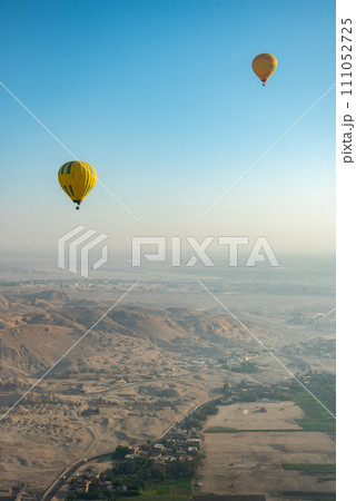 気球から眺める雄大なとても美しい風景 111052725