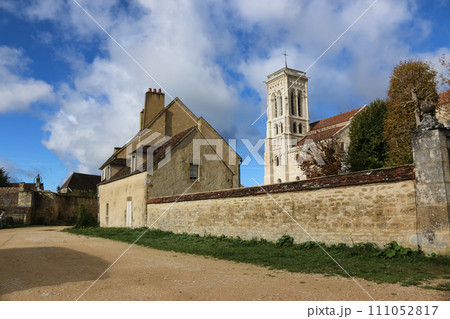 フランスブルゴーニュの世界遺産 サント・マドレーヌ・バジリカ聖堂 フランスブルゴーニュの世界遺産 サント・マドレーヌ・バジリカ聖堂 111052817