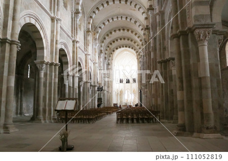 フランスブルゴーニュの世界遺産 サント・マドレーヌ・バジリカ聖堂 111052819