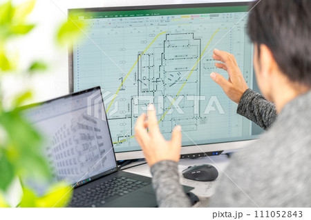 工事工程表を説明する男性一級建築士　ネットワーク工程表　工事監理 111052843