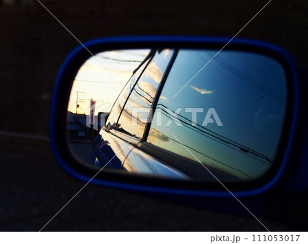 サイドミラーに映る夕焼け空 111053017