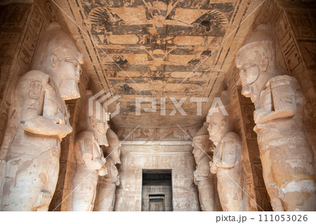 アブシンベル神殿内部のとても美しい風景 111053026