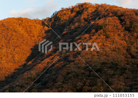夕陽でオレンジに染まる山 夕陽でオレンジに染まる山 111053155
