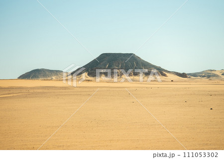 エジプト南部に広がるヌビア砂漠のとても美しい風景 111053302