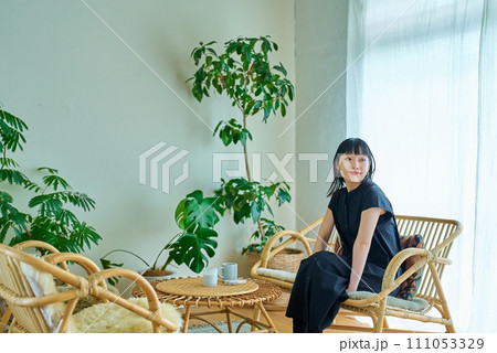 部屋でリラックスする若い女性 部屋でリラックスする若い女性 111053329