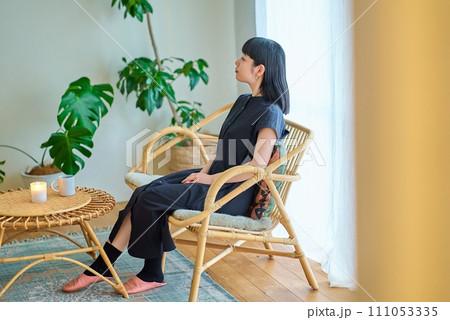 部屋でリラックスする若い女性 111053335