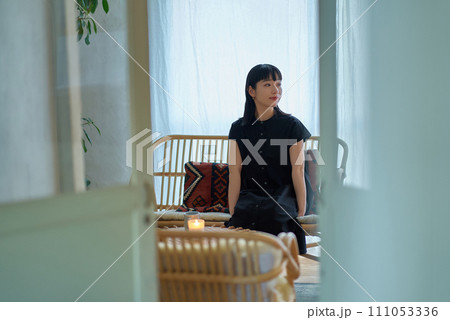 部屋でリラックスする若い女性 111053336