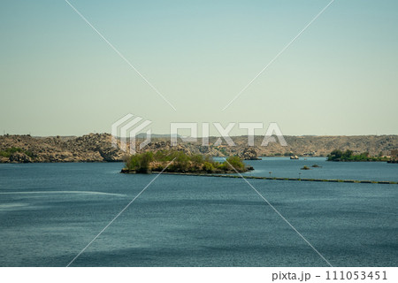 エジプト南部に広がるアスワンダムのとても美しい風景 111053451