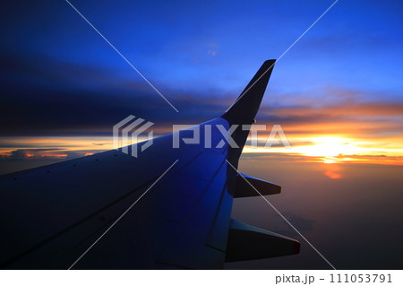 シンガポール上空 太平洋に沈む夕陽と航空機の主翼 シンガポール上空 太平洋に沈む夕陽と航空機の主翼 111053791