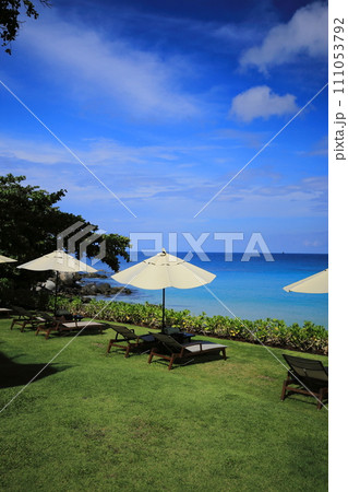 ザ・ショア・アット・カタタニの芝生でのんびりとカタノイビーチを眺める（タイ プーケット） 111053792