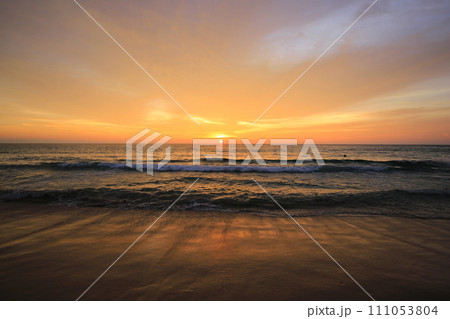 カタノイビーチに沈む夕陽(タイ プーケット) カタノイビーチに沈む夕陽(タイ プーケット) 111053804