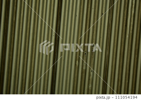 トタン板の壁 111054194