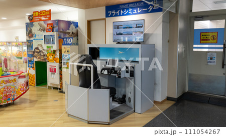 空港にあるフライトシミュレーター 111054267