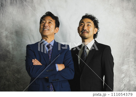 ミドルビジネスマン2人 ミドルビジネスマン2人 111054379