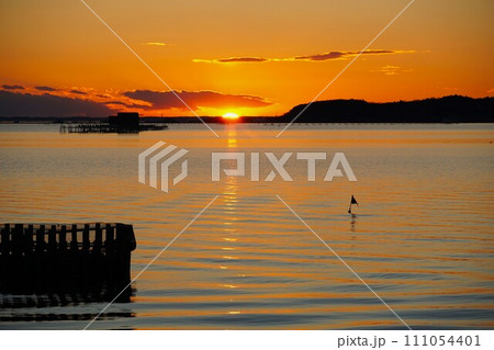 霞ヶ浦・初春の夕陽 網いけすと輝く水面の風景 霞ヶ浦・初春の夕陽 網いけすと輝く水面の風景 111054401
