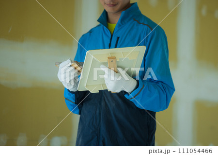 内装業の若い男性 内装業の若い男性 111054466