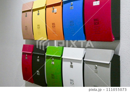 カラフルな郵便受け（郵便ポスト） 111055073