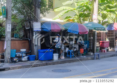 タイ、バンコクの市場や屋台での食事とコーヒータイム 111055292