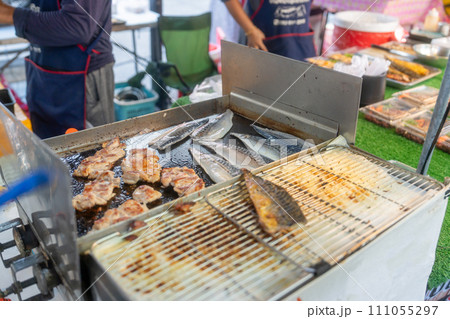 タイ、バンコクの市場や屋台での食事とコーヒータイム タイ、バンコクの市場や屋台での食事とコーヒータイム 111055297