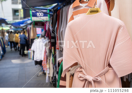 タイ、バンコクの市場や屋台での食事とコーヒータイム タイ、バンコクの市場や屋台での食事とコーヒータイム 111055298