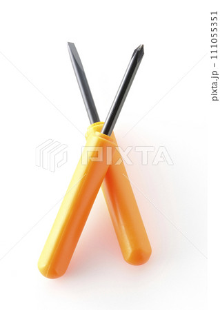 プラスのドライバーとマイナスのドライバーを白背景で撮影 プラスのドライバーとマイナスのドライバーを白背景で撮影 111055351