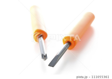 プラスのドライバーとマイナスのドライバーを白背景で撮影 111055361