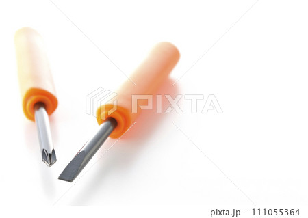 プラスのドライバーとマイナスのドライバーを白背景で撮影 111055364