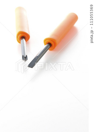 プラスのドライバーとマイナスのドライバーを白背景で撮影 プラスのドライバーとマイナスのドライバーを白背景で撮影 111055369