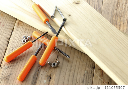 ドライバーとねじと木材 111055507