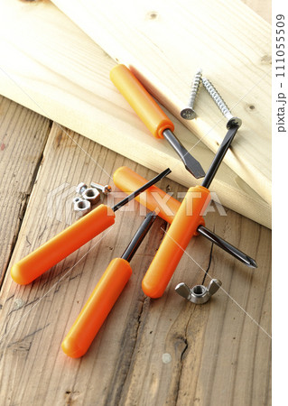 ドライバーとねじと木材 111055509