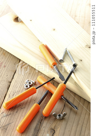 ドライバーとねじと木材 111055511