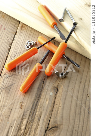 ドライバーとねじと木材 111055512