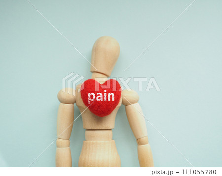 マネキンの胸の赤いハートにpain痛みの文字　 111055780