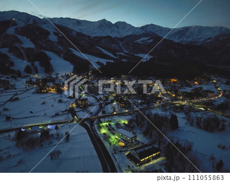 白馬村の夜景と白馬三山のシルエット　長野県白馬村（ドローンによる空撮） 111055863