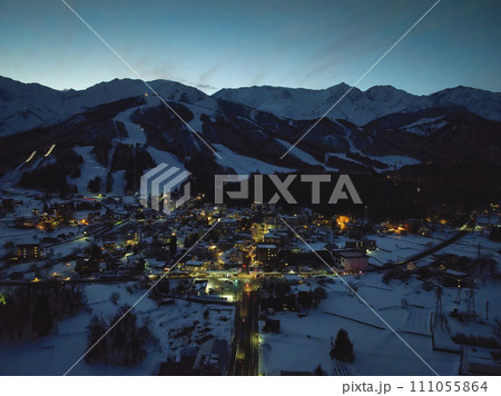 白馬村の夜景と白馬連山のシルエット　長野県白馬村（ドローンによる空撮） 111055864