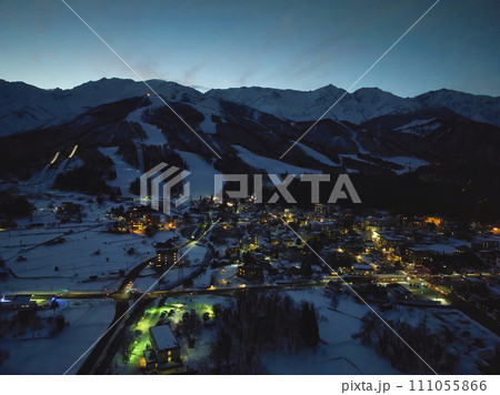 白馬村の夜景と白馬連山のシルエット 長野県白馬村(ドローンによる空撮) 白馬村の夜景と白馬連山のシルエット 長野県白馬村(ドローンによる空撮) 111055866