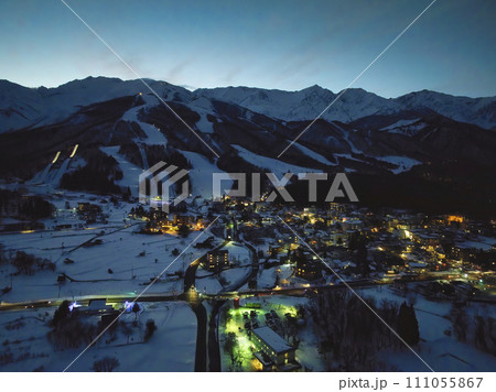 白馬村の夜景と白馬連山のシルエット 長野県白馬村(ドローンによる空撮) 白馬村の夜景と白馬連山のシルエット 長野県白馬村(ドローンによる空撮) 111055867