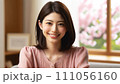 カメラ目線で微笑む若い女性 111056160